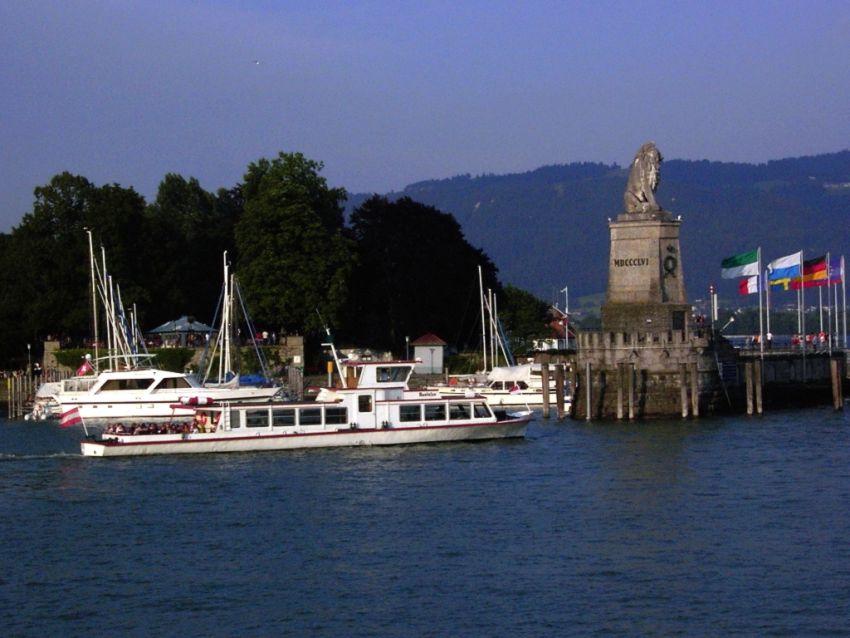 Am 16.07.2005 verlässt MS Montafon den Lindauer Hafen in Richtung Bregenz.