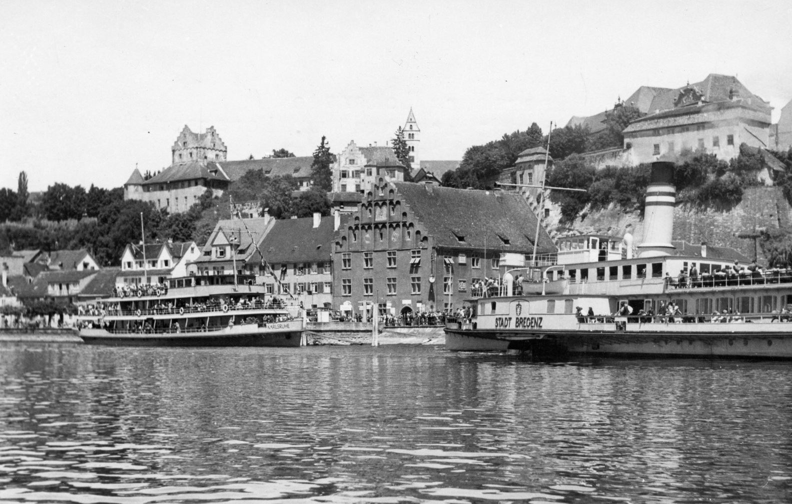 MS Karlsruhe und SD Stadt Bregenz 1949 vor Meersburg   Bild: Sammlung O.Bauer