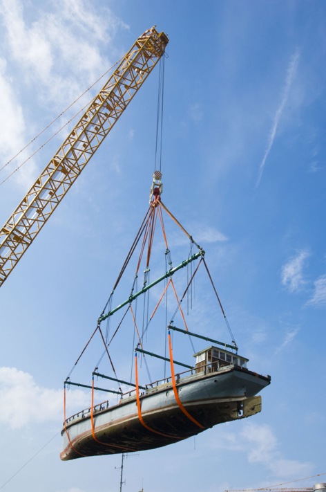 Die "Möve" wird am 01.10.2009 im Konstanzer Hafen an Land gesetzt