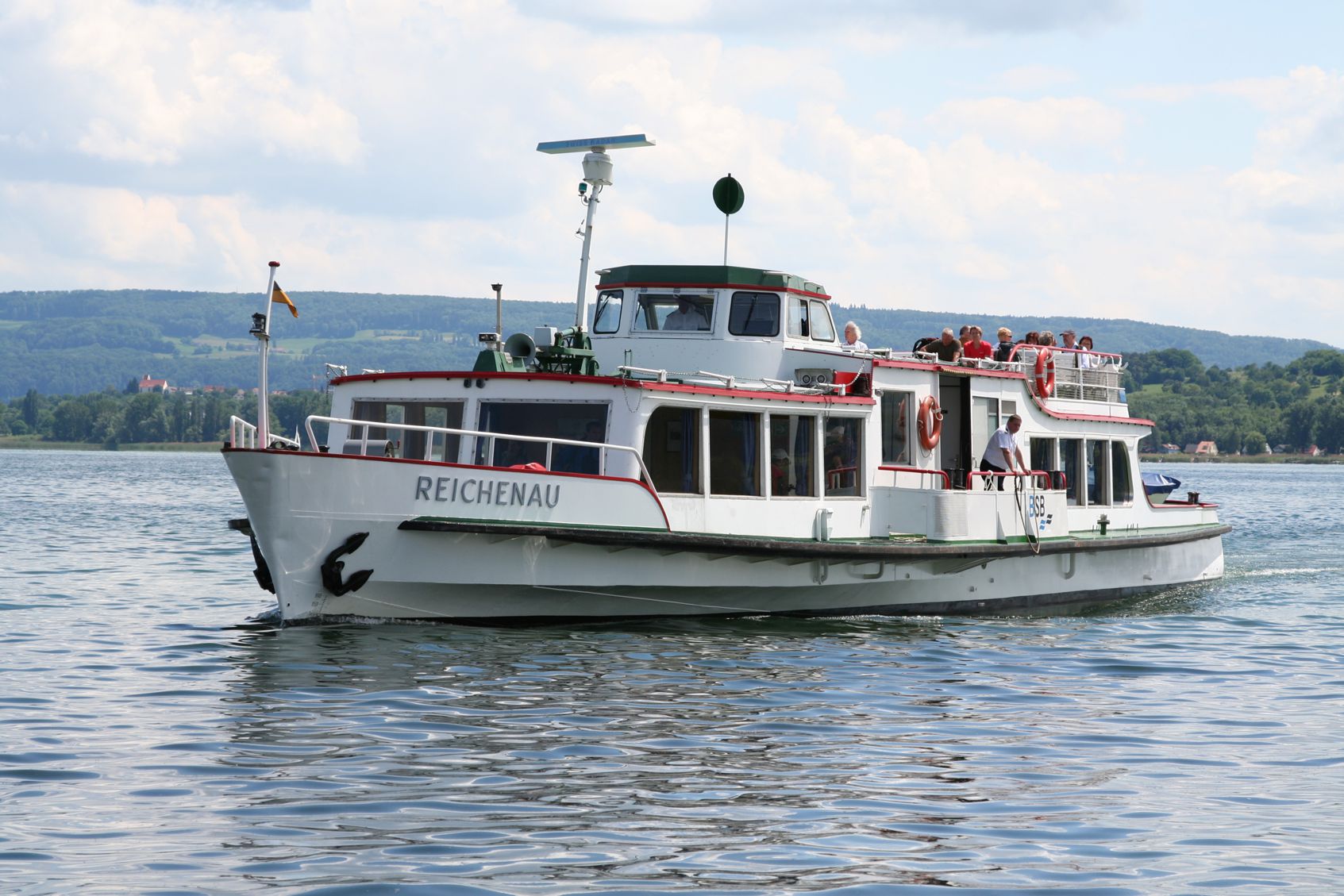 Das von den Fahrgästen liebevoll als "Reichenaule" bezeichnete Stammschiff nimmt vorläufig Abschied vom Untersee.  Bild: Joachim Simon